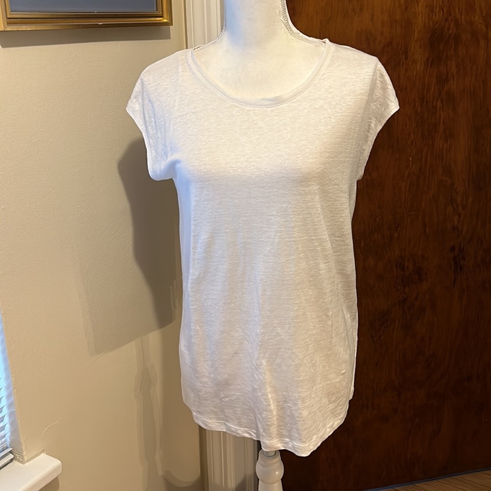 White linen Tahari scoop neck tee with back buttons and slit. Capsule wardrobe.